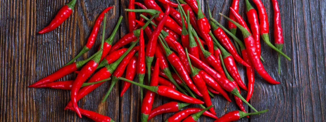 czerwona papryka chilli na desce rzeźni w krakowie papryka chilli czerwona na desce w restauracji rzeźnia kraków