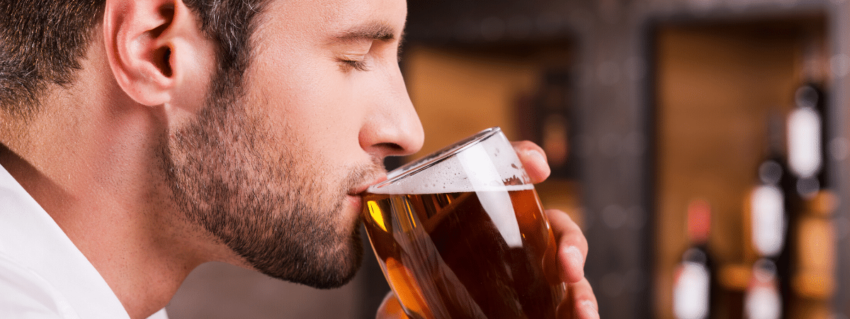 człowiek z piwem w ręku gość rzeźni w krakowie z piwem sezonowym