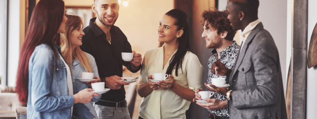 Jak wybrać restaurację na imprezę firmową w Krakowie ludzie rozmawiający o tym, jak wybrać restaurację na imprezę firmową w krakowie